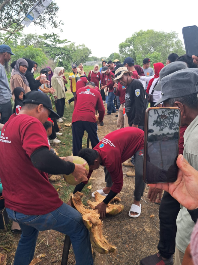 DESA MATTONE MENGGALI BUDAYA MASSUNGKENG KELAPA MELALUI LOMBA AGUSTUSAN